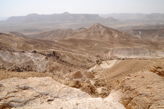 תצפית מראש הר צרור אל המרחבים הפתוחים של הנגב