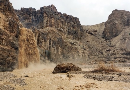 זרימת שיטפון במפל קומראן - צפון מדבר יהודה, בקעת ים המלח