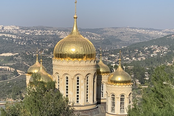 התצפית המרהיבה על צריחי מנזר גורני המוזהבים - ירושלים