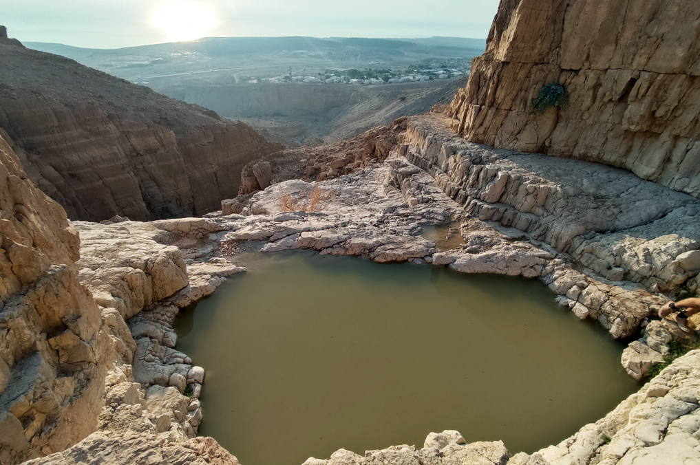 גב מזין, גב מים מדברי מלא במים מעל היישוב אבנת - מרכז מדבר יהודה ובקעת ים המלח