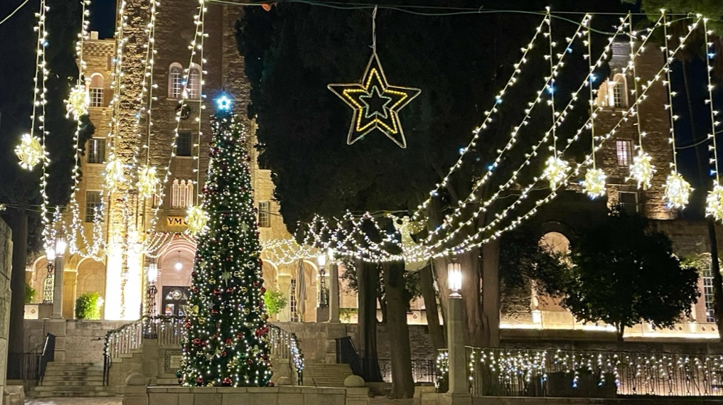 מתחם ימק״א מואר בחגיגיות לקראת חג המולד - ירושלים