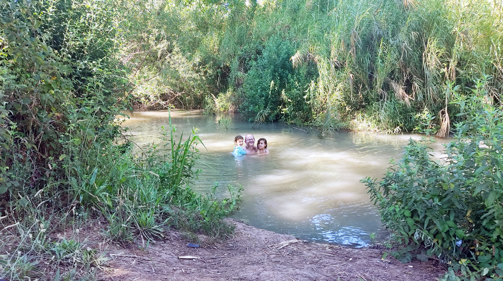טיולי מים למשפחות: מבלים במים בחניון הפקאן בנחל הירקון
