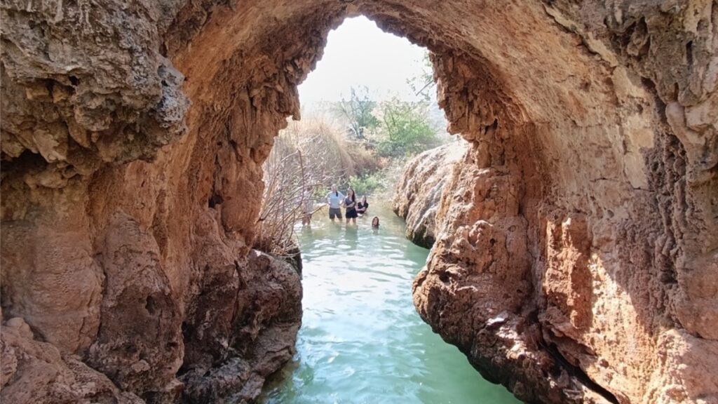 נחל צלמון חזר לחיים: בריכת גשר הטרוורטין בנחל צלמון - בריכה עמוקה מרהיבה ביופיה, שמעליה נישא גשר עתיק