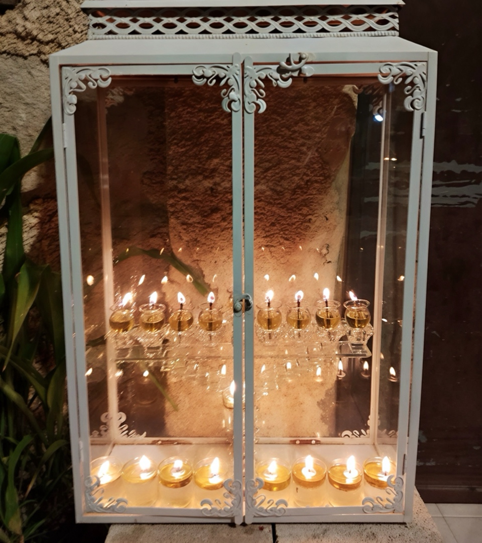 ירושלים מוארת בחנוכה: מסלולי חנוכיות מרגשים ברובע היהודי, בנחלאות ובשערי חסד - חנוכיות מוארות בתוך בית חנוכיה בפתח אחת החצרות