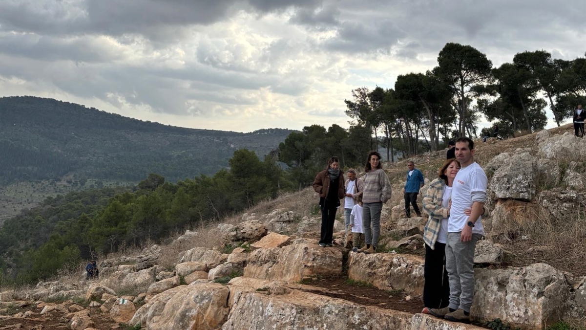 פיקניקטיול חורפי:תחילת המסלול מהר שאול לעין יזראעל, צמוד לחניון הפיקניק בהר שאול. צילום: דוד גל אור