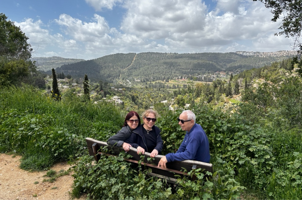 שביל הצוקים בעין כרם - ספסלים ונוף מעל עמק התימנים ואל נוף הרי יהודה הפתוח