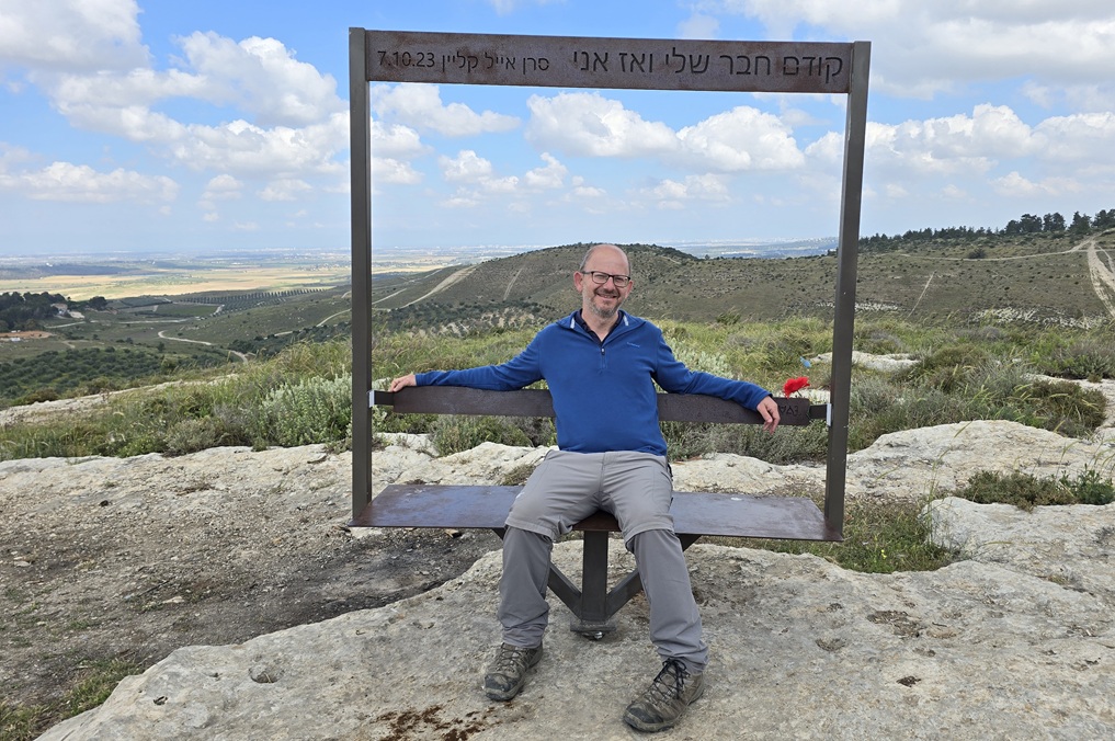 הספסל של אייל ביער צרעה, דרך הפסלים