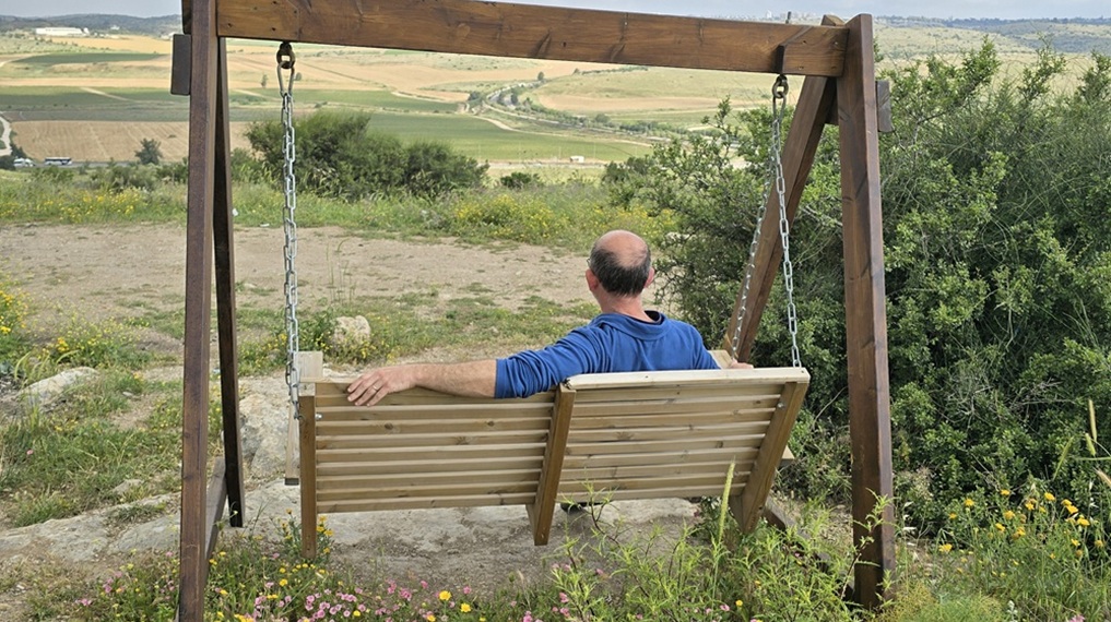 ספסל נדנדה מול גבעות מודיעין - מבין ספסלי תצפית מומלצים בארץ