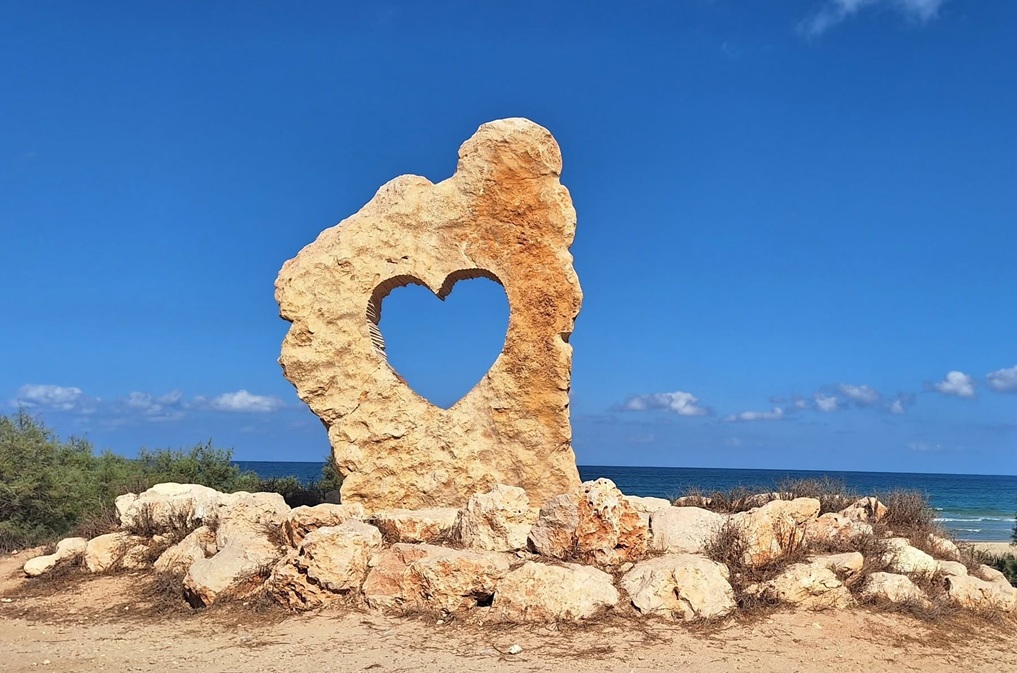 פסל הלב מעגן מיכאל, ניצב מול הים