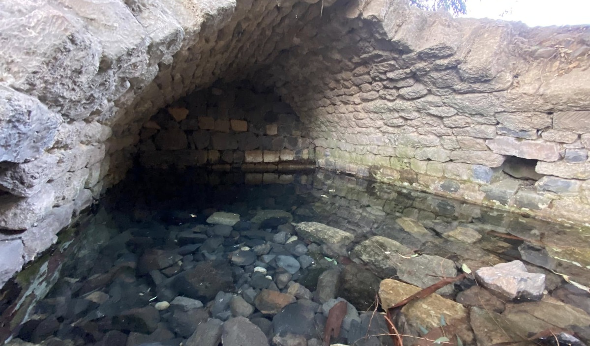 מבנה האבן העתיק והמים הצלולים בעין פית ברמת הגולן