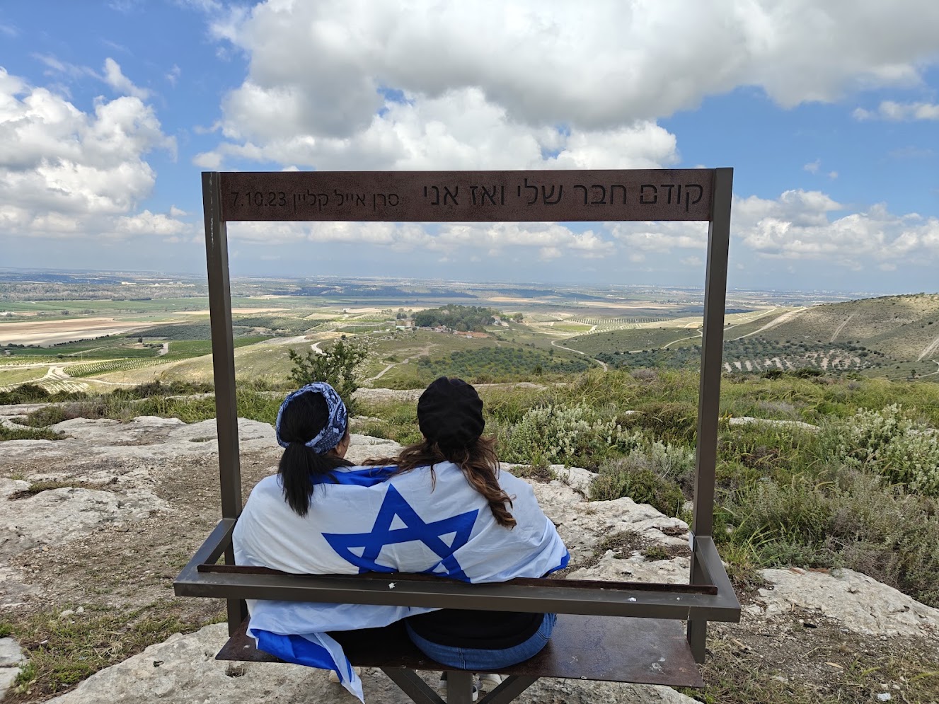 תצפית לזכר נופלי 7 באוקטובר עם דגל ישראל מול הנוף